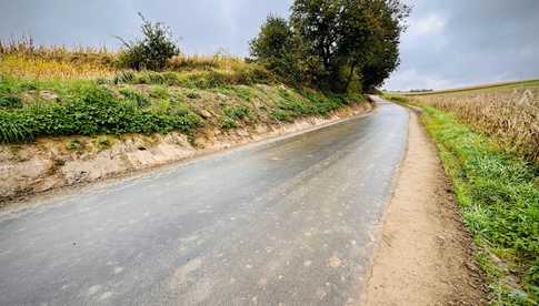 [FOTO] Pierwszy etap budowy drogi łączącej Osinę Małą z Osiną Wielką został zakończony: Gmina Ziębice inwestuje w infrastrukturę