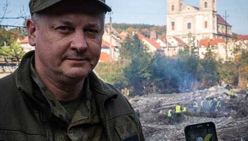 Anioł z rzeki: zaginiona rzeźba Jana Giejsona znaleziona po powodzi