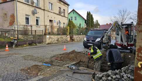 [FOTO] Montują nowe latarnie uliczne. Ruszył remont ulicy Głównej w Bardzie