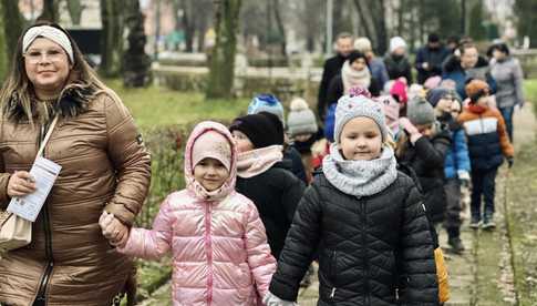 [FOTO] Sekrety parku i matematyczne zagadki – otwarto edukacyjne trasy w Ziębicach!