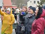 [WIDEO/FOTO] Występy, stoiska z lokalnymi produktami i świąteczna atmosfera na Jarmarku Bożonarodzeniowym w Bardzie