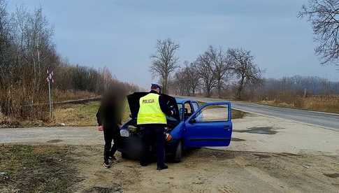 Policjanci kontrolują stan techniczny pojazdów