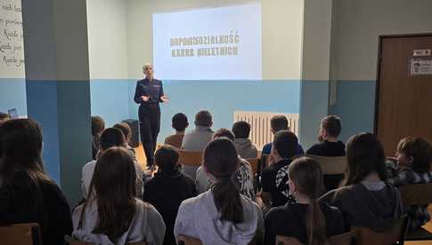 [FOTO] Odpowiedzialność nie ma wieku – lekcja bezpieczeństwa dla uczniów w Henrykowie