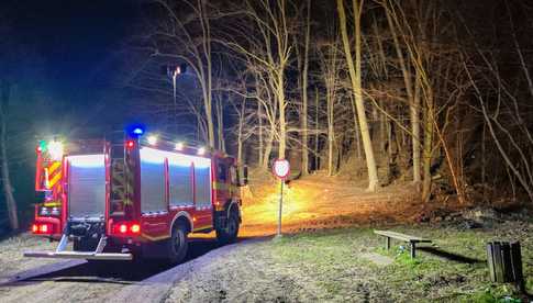 [FOTO] Wyszli na spacer, utknęli nad przepaścią! Akcja ratunkowa z udziałem GOPR i straży pożarnej w Bardzie 