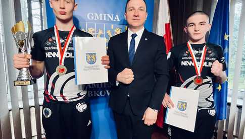 [FOTO] Maciej Bochowicz i Łukasz Kieniuk z Kamieńca Ząbkowickiego stanęli na podium mistrzostw Dolnego Śląska w boksie!