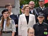 [FOTO] Gminne obchody święta Konstytucji 3 maja w Budzowie. Wójt gminy złożyła kwiaty pod pomnikiem poległym za Ojczyznę 