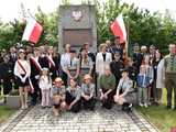 [FOTO] Gminne obchody święta Konstytucji 3 maja w Budzowie. Wójt gminy złożyła kwiaty pod pomnikiem poległym za Ojczyznę 
