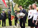 [FOTO] Gminne obchody święta Konstytucji 3 maja w Budzowie. Wójt gminy złożyła kwiaty pod pomnikiem poległym za Ojczyznę 