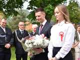 [FOTO] Gminne obchody święta Konstytucji 3 maja w Budzowie. Wójt gminy złożyła kwiaty pod pomnikiem poległym za Ojczyznę 