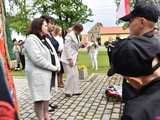 [FOTO] Gminne obchody święta Konstytucji 3 maja w Budzowie. Wójt gminy złożyła kwiaty pod pomnikiem poległym za Ojczyznę 