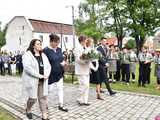 [FOTO] Gminne obchody święta Konstytucji 3 maja w Budzowie. Wójt gminy złożyła kwiaty pod pomnikiem poległym za Ojczyznę 