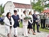 [FOTO] Gminne obchody święta Konstytucji 3 maja w Budzowie. Wójt gminy złożyła kwiaty pod pomnikiem poległym za Ojczyznę 