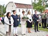 [FOTO] Gminne obchody święta Konstytucji 3 maja w Budzowie. Wójt gminy złożyła kwiaty pod pomnikiem poległym za Ojczyznę 