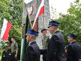 [FOTO] Gminne obchody święta Konstytucji 3 maja w Budzowie. Wójt gminy złożyła kwiaty pod pomnikiem poległym za Ojczyznę 