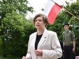 [FOTO] Gminne obchody święta Konstytucji 3 maja w Budzowie. Wójt gminy złożyła kwiaty pod pomnikiem poległym za Ojczyznę 