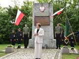[FOTO] Gminne obchody święta Konstytucji 3 maja w Budzowie. Wójt gminy złożyła kwiaty pod pomnikiem poległym za Ojczyznę 