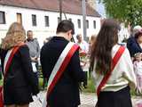 [FOTO] Gminne obchody święta Konstytucji 3 maja w Budzowie. Wójt gminy złożyła kwiaty pod pomnikiem poległym za Ojczyznę 