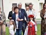 [FOTO] Gminne obchody święta Konstytucji 3 maja w Budzowie. Wójt gminy złożyła kwiaty pod pomnikiem poległym za Ojczyznę 