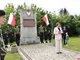 [FOTO] Gminne obchody święta Konstytucji 3 maja w Budzowie. Wójt gminy złożyła kwiaty pod pomnikiem poległym za Ojczyznę 