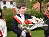 [FOTO] Gminne obchody święta Konstytucji 3 maja w Budzowie. Wójt gminy złożyła kwiaty pod pomnikiem poległym za Ojczyznę 