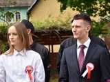 [FOTO] Gminne obchody święta Konstytucji 3 maja w Budzowie. Wójt gminy złożyła kwiaty pod pomnikiem poległym za Ojczyznę 