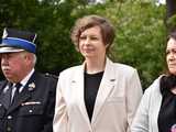 [FOTO] Gminne obchody święta Konstytucji 3 maja w Budzowie. Wójt gminy złożyła kwiaty pod pomnikiem poległym za Ojczyznę 