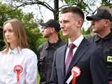 [FOTO] Gminne obchody święta Konstytucji 3 maja w Budzowie. Wójt gminy złożyła kwiaty pod pomnikiem poległym za Ojczyznę 