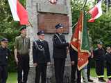 [FOTO] Gminne obchody święta Konstytucji 3 maja w Budzowie. Wójt gminy złożyła kwiaty pod pomnikiem poległym za Ojczyznę 