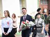 [FOTO] Gminne obchody święta Konstytucji 3 maja w Budzowie. Wójt gminy złożyła kwiaty pod pomnikiem poległym za Ojczyznę 