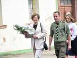 [FOTO] Gminne obchody święta Konstytucji 3 maja w Budzowie. Wójt gminy złożyła kwiaty pod pomnikiem poległym za Ojczyznę 