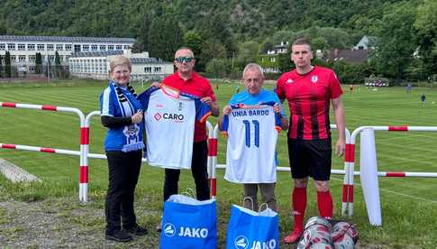 [FOTO] Nowe stroje, nowy start. Unia Bardo wraca na boisko po powodzi