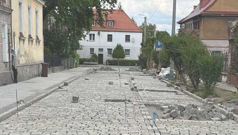 Opóźnienia w pracach remontowych na ulicach w centrum Ziębic. Urząd Miejski wyjaśnia powody