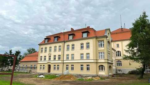 [FOTO] Trwa remont elewacji Zespołu Szkół Zawodowych. Inwestycja zakończy się latem 