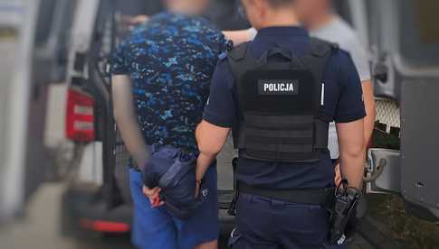 Poszukiwany 34-latek zatrzymany po próbie ucieczki przez okno dachowe